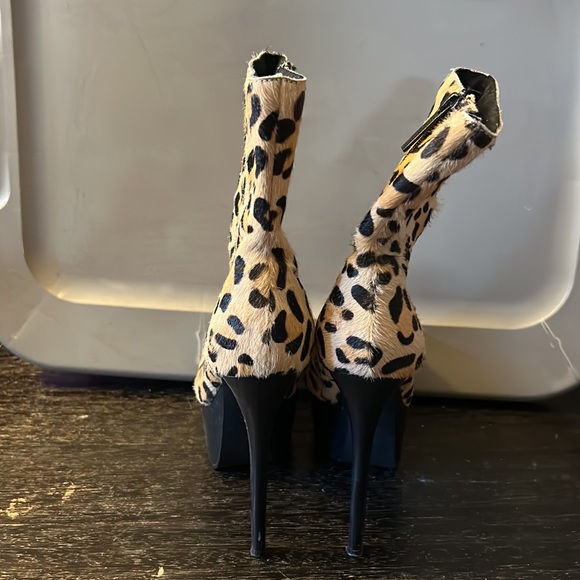 Animal print, heeled booties - Picture 4 of 16
